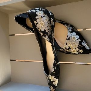 Nine West Tapestry Black Silver Gold 8.5M Flats Pointed Toe Shoe Women's